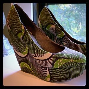 Aldo wood print platform wedge